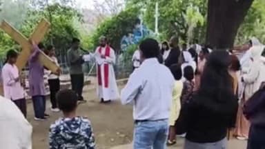आबू रोड: माउंट आबू के सेंट एन्स कैथोलिक चर्च में गुड फ्राइडे पर विशेष प्रार्थना सभा का आयोजन, यीशु मसीह की यातनाओं को किया गया याद