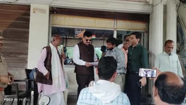 मड़ियाहू: रामपुर में फार्मर रजिस्ट्री कैम्प का डीएम ने किया निरीक्षण, समयबद्ध लक्ष्य पूरा करने के दिए निर्देश