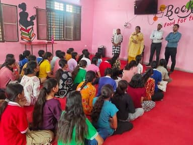 एकलव्य विद्यालय बुदी (पाटी) में सीएमएचओ डॉ. सुरेखा जमरे एवं जिला टीकाकरण अधिकारी डॉ. अतुल राठौड़ ने 14 वर्ष की बालिकाओं ...