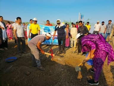 *जल संचय जन भागीदारी अभियान के अंतर्गत कलेक्टर सहित अधिकारियों ने पहाड़ियों पर कंटूर ट्रेंच निर्माण के लिए किया श्रमदान* ...