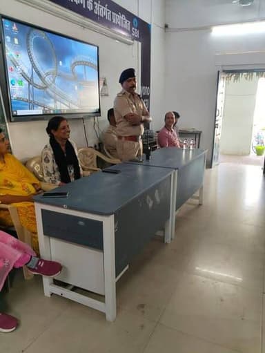 थाना चौकी भ्रमण के जरिए छात्रों को सिखाए कानून और सुरक्षा के पाठ
महाराजपुर व हिरदेनगर में पुलिस का विशेष अभियान
यातायात,...