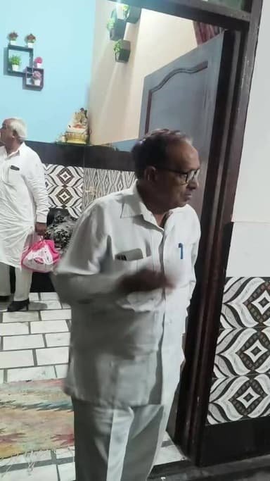 फैक्ट्री अग्नि में पिडित परिवारों को बांटे तीन तीन लाख रुपए