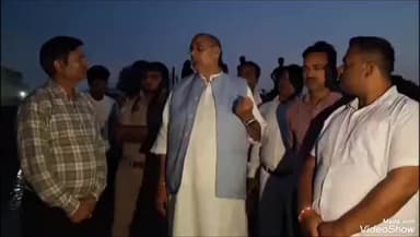 मिर्ज़ापुर: गंगा नदी पर बने पीपा पुल के क्षतिग्रस्त हिस्से का निरीक्षण करने नगर विधायक पहुंचे