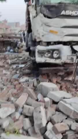 करछना: बरदहा गांव में तेज रफ्तार डंफर चालक अनियंत्रित होकर शौचालय तोड़ते हुए घर में घुसा, मच गई अफरा-तफरी