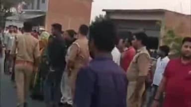 एटा: नाजिरपुर चौराहा के पास सड़क हादसे में साइकिल सवार किसान की हुई मौत, गुस्साए ग्रामीणों ने सड़क को किया जाम