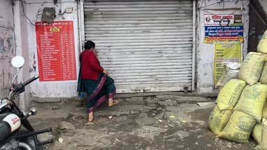 #पौड़ी में कल हुई मारपीट मामले में #महिलाओं ने कराया पूरा बाजार बंद, इसके साथ ही सरकारी शराब के ठेके में भी लटके तले,महिल...