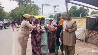 कन्नौज: कन्नौज पुलिस ने मिशन शक्ति के तहत महिलाओं को जागरूक करने के लिए अभियान चलाया, हेल्पलाइन संबंधित जानकारी दी गई