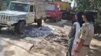 परिहार: परिहार थाना परिसर में आठ अलग-अलग मामलों में ज़ब्त देशी-विदेशी शराब का किया गया विनिष्टीकरण