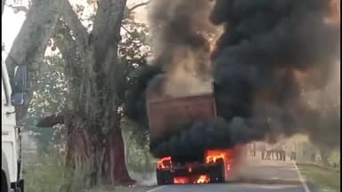 लोहरदगा: लोहरदगा से बॉक्साइट ले जा रहे ट्रक में लगी आग, टला बड़ा हादसा: ट्रक ऑनर एसोसिएशन अध्यक्ष ने जताया दुख