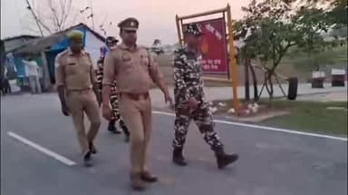भिनगा: सुईया व असनहरिया बॉर्डर पर SSB और पुलिस ने की संयुक्त पेट्रोलिंग, बढ़ाई गई सतर्कता, वाहनों की भी हुई जांच