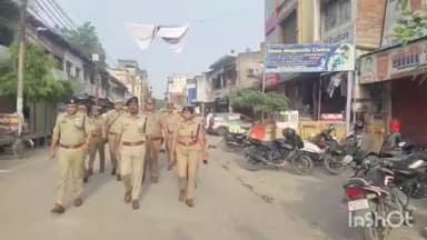 एटा: वरिष्ठ पुलिस अधीक्षक डॉक्टर इला रमन जी ने शहर में पैदल गश्त की, आमजन को सुरक्षा का एहसास कराया