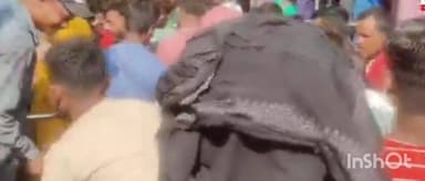 मधवापुर: साहरघाट बाजार में बच्चा चोरी के आरोप में लोगों ने एक महिला को पीटा, पुलिस को सौंपा