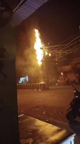 टूंडला फिरोजाबाद रोड पर चलते वक्त डंपर की हुई 11.000 की लाइन के खंभे से टक्कर जिसके कारण खंभे में लगी आग