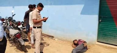 पंडरिया: बोड़ला शराब भट्ठी के पास शराब के नशे में पड़े व्यक्ति को डायल 112 की टीम ने परिजनों को सुपुर्द किया