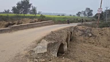 सवायजपुर: पाली-भरखनी नहर मार्ग पर टूटी पुलिया दे रही हादसों को न्योता, जिम्मेदार नहीं दे रहे ध्यान