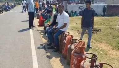 हज़ारीबाग: चौपारण में गैस एजेंसी की मनमानी! 15 दिन बाद अचानक खुला दफ्तर