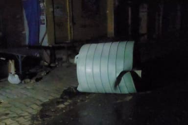 पटियाली: तेज आंधी और बारिश से पटियाली कस्बे में भारी नुकसान, छतों से टैंक गिरे और पेड़ टूटे