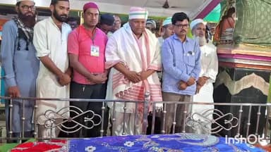 सारठ: पूर्व मंत्री बादल पत्रलेख समेत कई नेताओं ने सारठ मजार पर की चादरपोशी, अमन-चैन की मांगी दुआ
