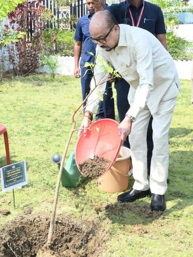 राज्यपाल से रेडक्रॉस प्रतिनिधियों ने की सौहार्दपूर्ण भेंट।
इस अवसर पर राज्यपाल श्री रमेन डेका ने रेस्ट हाउस परिसर में “...