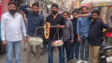 चंदौसी: चन्दौसी में निजी विद्यालयों की मनमानी के खिलाफ व्यापारियों ने अनोखा विरोध प्रदर्शन किया, कई किताबों को तराजू में तोला