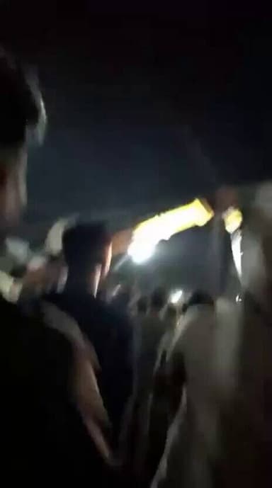 🚨 नासिक हादसा. कुएं में गिरी कार, 9 की मौत
नासिक के दिंडोरी में कार अनियंत्रित होकर कुएं में गिरी। हादसे में 6 बच्चों सह...