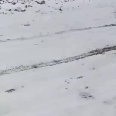 हंगरंग: ज़िले के ऊँचाई वाले क्षेत्रों में बर्फबारी के बाद सड़कें हुईं फिसलन भरी, तस्वीरें आईं सामने