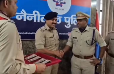 #हलद्वानी के #कोतवाल, एसओजी प्रभारी रहे #उमेशमलिक को सीओ पद पर पदोन्नति मिलने पर एसएसपी डॉ मंजूनाथ टीसी ने बधाई दी। उमेश...