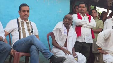 धुरकी: पूर्व विधायक भानु प्रताप शाही ने मृतक के परिजनों से मुलाकात कर आर्थिक सहयोग किया