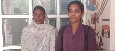 डिंडौरी: पचराही टोला गांव की महिला और लड़की ने गांव तक मार्ग बनवाने के लिए कलेक्ट्रेट में लगाई गुहार