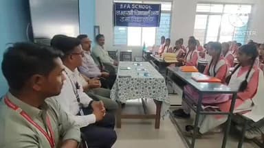 देवास नगर: चिमना बाई स्कूल में प्रवेश उत्सव कार्यक्रम में पहुंचे निगम आयुक्त, छात्राओं से की बातचीत