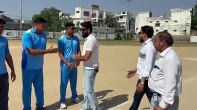 नजीबाबाद: नजीबाबाद में प्रीमियर लीग सीजन-4 क्रिकेट टूर्नामेंट के छठे दिन रोडवेज टीम और बार एसोसिएशन के बीच मुकाबला हुआ