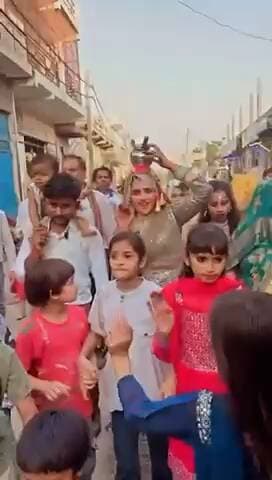 ग्रेटर #नोएडा — #पाकिस्तान से भारत आई सीमा हैदर ने अपने छठे बच्चे का नाम “भारत” रखा है
रबूपुरा कस्बे में गुरुवार को पारंपरिक कुआं पूजन कार्यक्रम