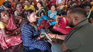 धनबाद, समाहरणालय कार्यालय में काफी संख्या में (jslps) झारखंड स्टेट लाइवली हुड प्रमोशन सोसाइटी के कुल 10 क्लस्टर के कर्मच...