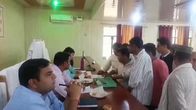 धामपुर: धामपुर के तहसील सभागार में आयोजित संपूर्ण समाधान दिवस में एसडीएम ने फरियादियों की समस्याएं सुनी