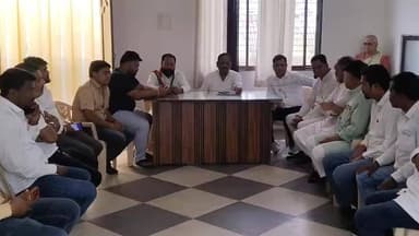 परासिया विधायक,सिवनी जिला कांग्रेस प्रभारी सोहनलाल बाल्मीक ने सिवनी जिला कांग्रेस कार्यालय में ब्लॉक अध्यक्षो की बैठक ली
