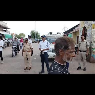 टीकमगढ़: नए बस स्टैंड पर पुलिस ने की चेकिंग, ओवरलोडिंग टैक्सियों के काटे चालान