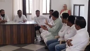 आज परासिया विधायक,सिवनी जिला कांग्रेस प्रभारी सोहनलाल बाल्मीक जी ने जिला कांग्रेस कार्यालय में ब्लॉक अध्यक्षो की बैठक ली