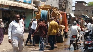 आजाद नगर चौराहे पर बह रहा था गंदा पानी नगर निगम आयुक्त के निर्देश पर सफाई का काम हुआ शुरू #reel #burhanpur #mohandhakle