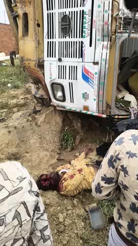 मक्खन पुर के पास ट्रक और मैक्स आपस में बीड गए