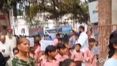 बिजनौर: बिजनौर कलेक्ट्रेट में स्कूल चलो अभियान का शुभारंभ, जिला पंचायत अध्यक्ष ने हरी झंडी दिखाकर बच्चों की रैली को किया रवाना