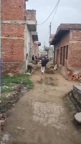 खुर्जा मुरारी नगर नटो वाली मे लोगो ने पशु को रास्ते मे बाँध देते है जिसे आने जाने मे बहुत परशानी अति है कृपा करके.काजाये