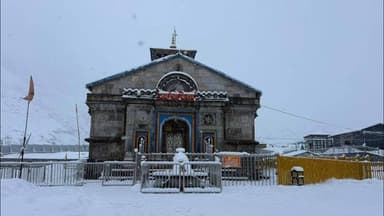 केदारनाथ में जमकर बर्फबारी, क़ेदारनाथ और बद्रीनाथ में यात्रा व्यवस्था में तेज़ी। #kedarnath #snow