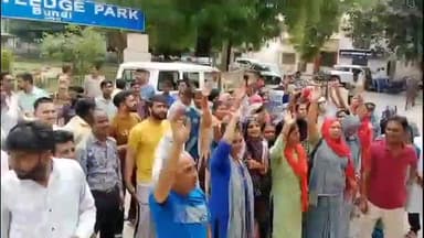 बूंदी: सामान्य चिकित्सालय में प्लेसमेंट एजेंसी द्वारा कर्मचारियों पर बनाए जा रहे दबाव के विरोध में मुर्गा बनकर किया प्रदर्शन