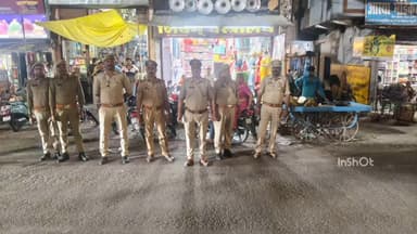 अतर्रा: अतर्रा में पुलिस ने रात्रि पैदल गश्त की, लोगों को सुरक्षा का भरोसा दिलाया