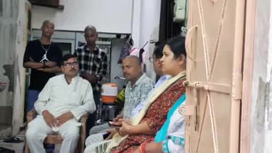 शाहजहांपुर: मृतिका आंगनवाड़ी कार्यकत्री के घर पहुंचे डीएम और सीडीओ, शोक संवेदना व्यक्त कर हर संभव मदद का भरोसा दिलाया