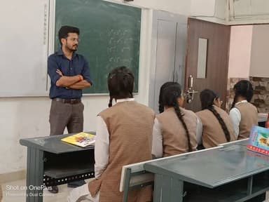 एडीएम श्री सुमित पांडे ने राजधानी भोपाल के सुभाष स्कूल में भविष्य से भेंट कार्यक्रम में विद्यार्थियों को सफल जीवन के मंत...