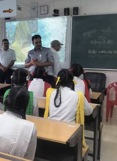 एसडीएम श्री भुवन गुप्ता स्कूल चले हम अभियान के अंतर्गत नूतन कन्या विद्यालय, तुलसी नगर में भविष्य से भेंट कार्यक्रम में व...