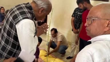 नौगढ़: सांसद जगदंबिका पाल ने व्यवसायी राधेश्याम खेतान के निधन पर उनके आवास पर अंतिम दर्शन कर श्रद्धांजलि अर्पित की