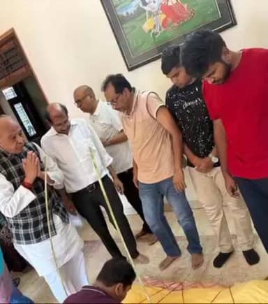 सिद्धार्थनगर के प्रतिष्ठित व्यवसायी राधेश्याम खेतान के निधन की सूचना पर सांसद जगदम्बिका पाल पहुंचे उनके घर