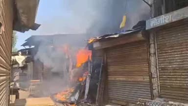 जबलपुर: जबलपुर के गुरन्दी बाजार में भीषण आग, कबाड़ दुकानों में तबाही, दमकल कर्मियों ने आग पर काबू पाया